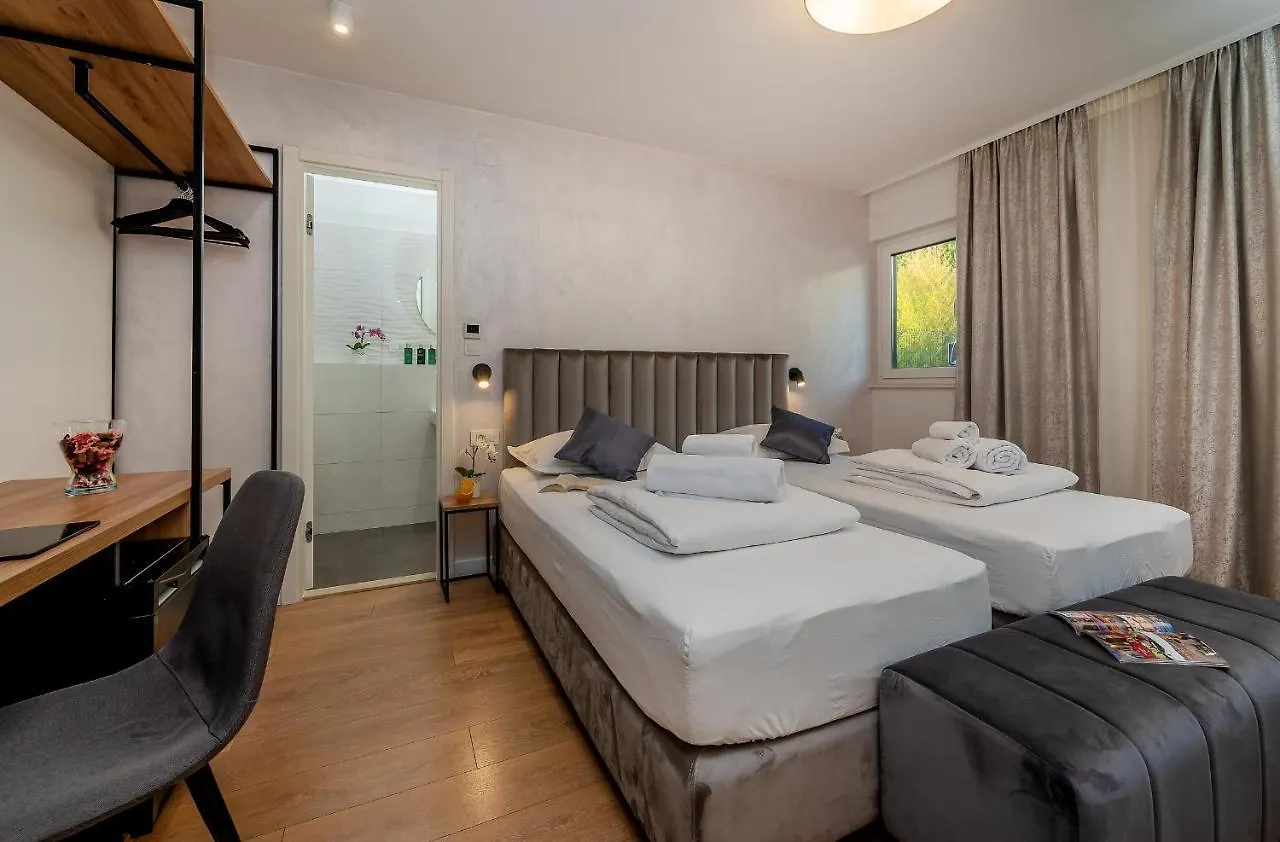 Seven Seas Residence Split Bed & Breakfast