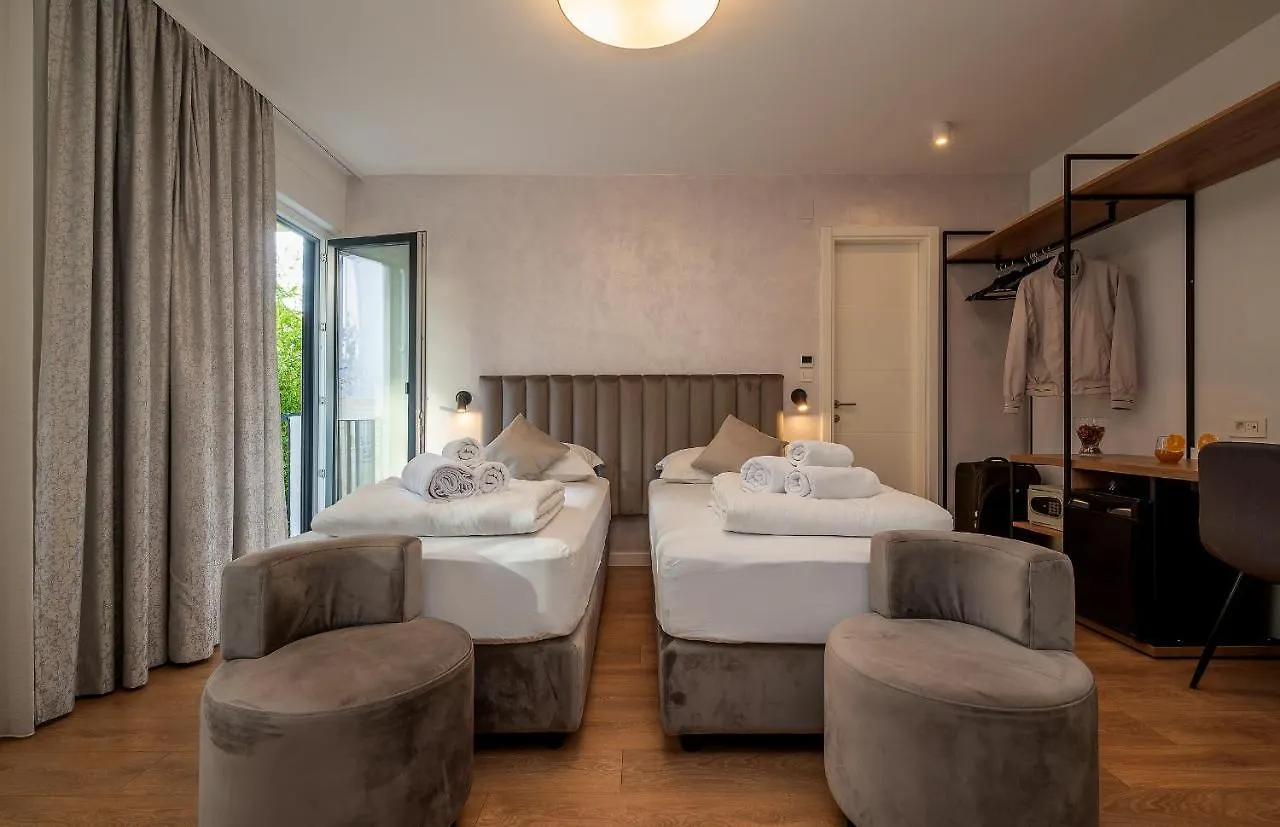 Seven Seas Residence Split Bed & Breakfast