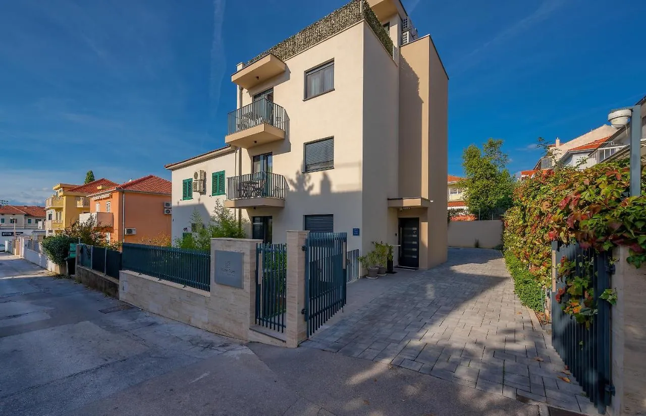 Seven Seas Residence Split Bed & Breakfast