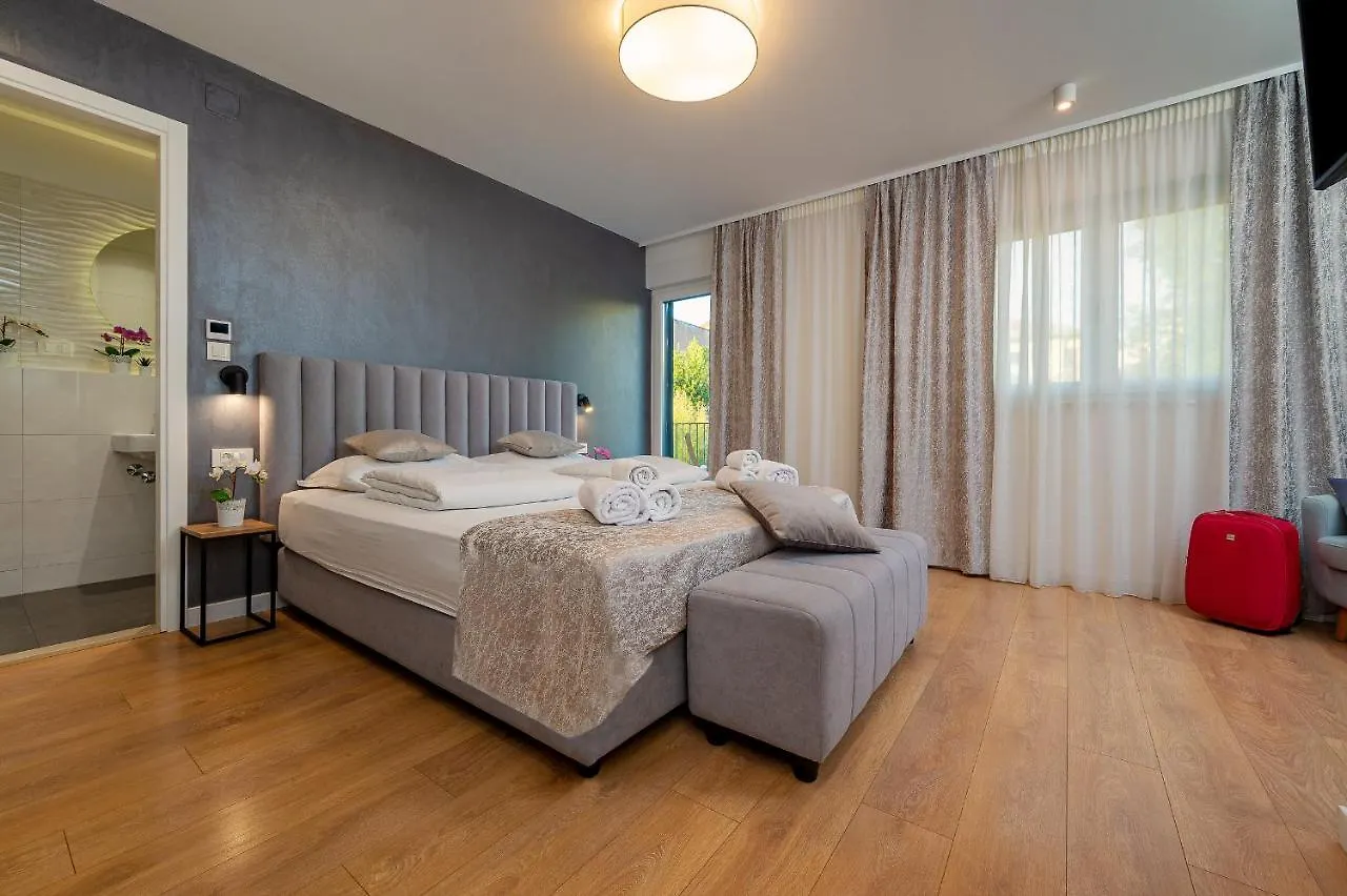 Seven Seas Residence Split Bed & Breakfast